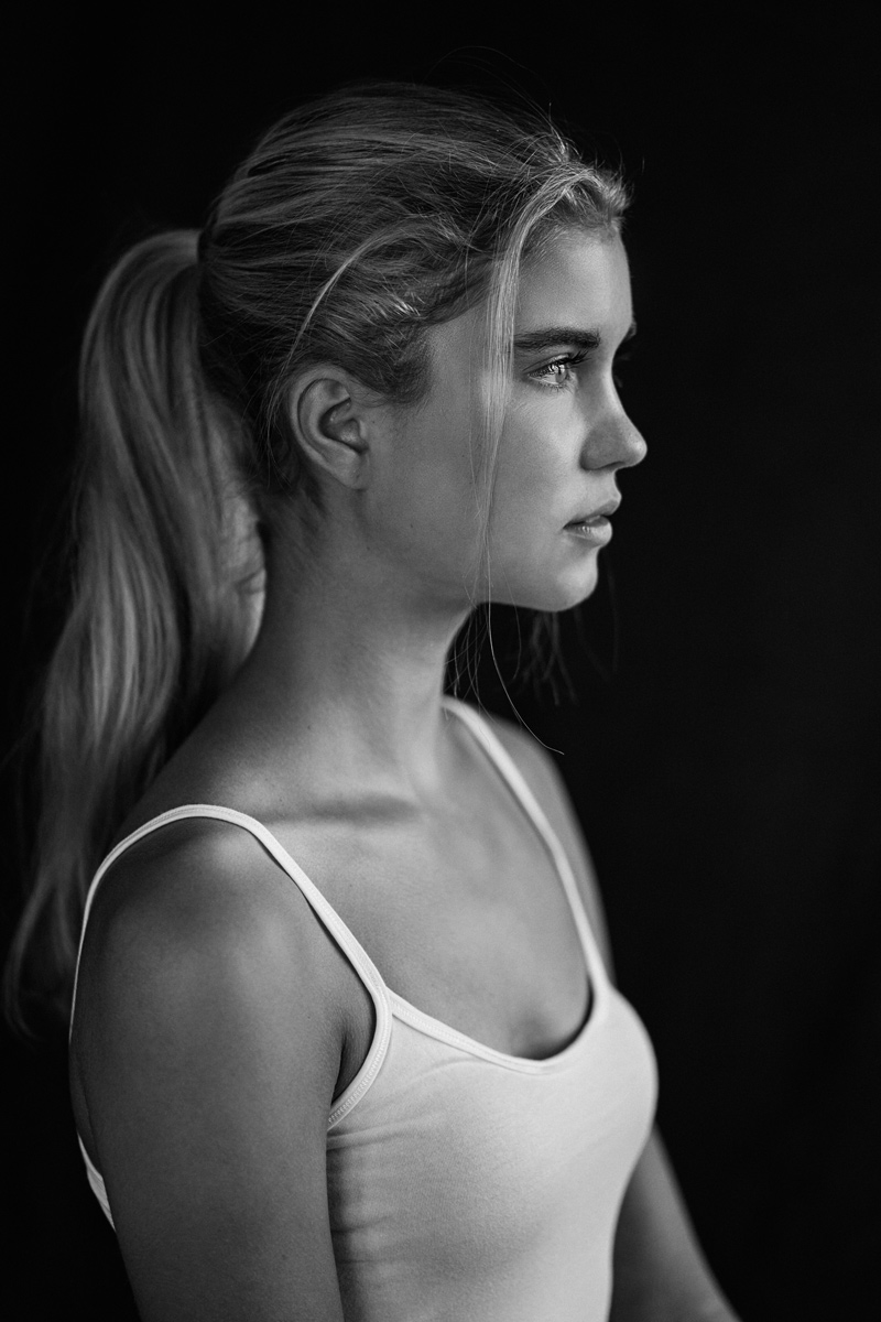 Intensives Schwarz-Weiß-Portrait von Isabel – Ihre blonden Haare und strahlend blauen Augen perfekt eingefangen von Johannes Schuller, Portraitfotograf aus Ried i.I.-Oberösterreich