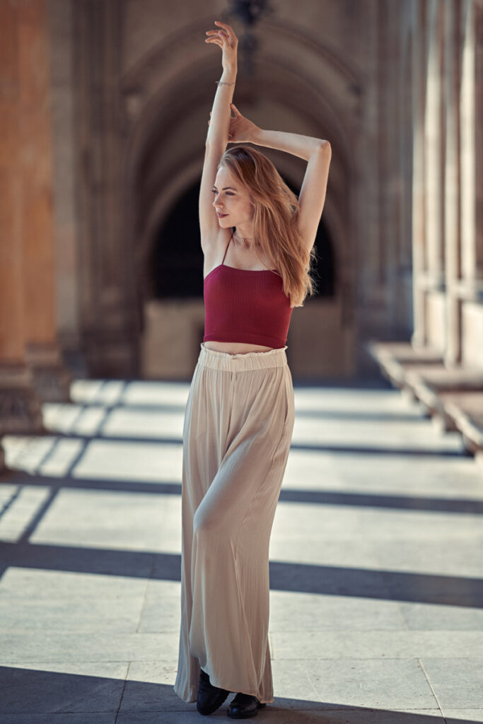 Portrait von Julia vor dem Rathaus in Wien – Fotografiert von Johannes Schuller, Portraitfotograf aus Ried i.I., Oberösterreich