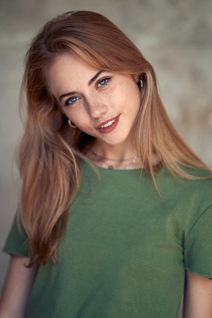 Portrait von Julia vor dem Rathaus in Wien – Fotografiert von Johannes Schuller, Portraitfotograf aus Ried i.I., Oberösterreich