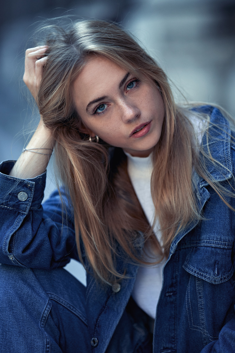 Portrait von Julia vor dem Rathaus in Wien – Fotografiert von Johannes Schuller, Portraitfotograf aus Ried i.I., Oberösterreich