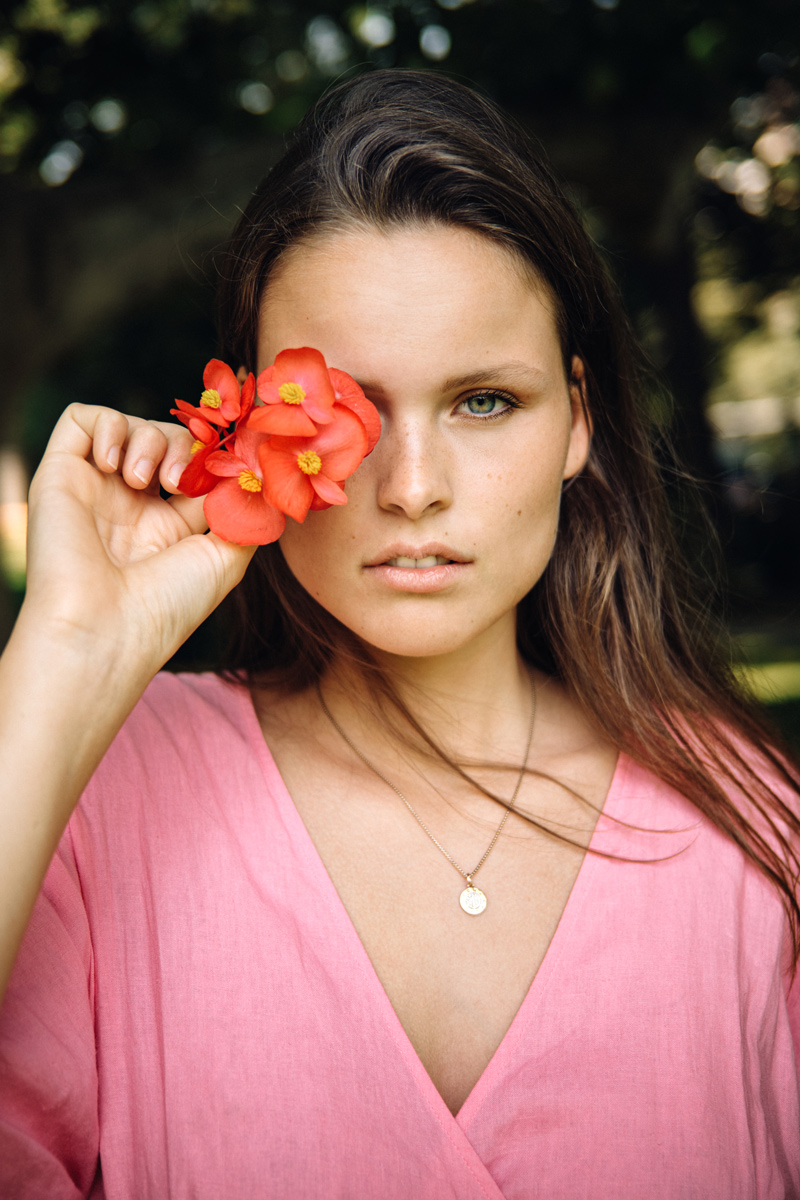 Portrait von Paula – Klassische Schönheit in einem rosa Kleid, umgeben von Blumen, eingefangen von Johannes Schuller, Portraitfotograf aus Ried i.I.-Oberösterreich