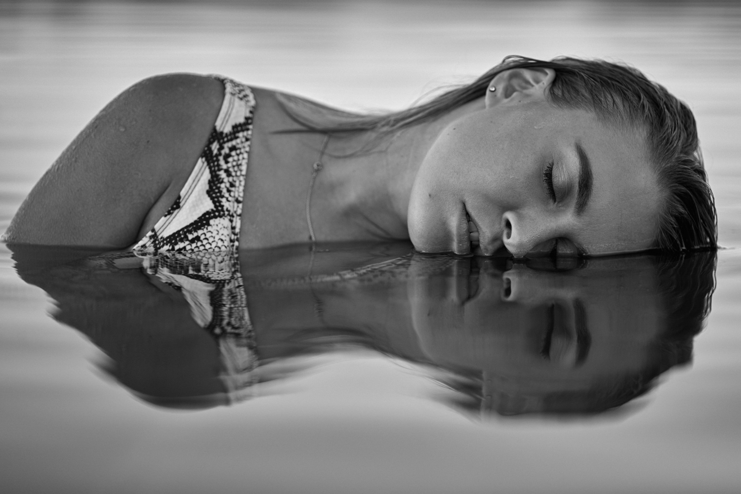 Melancholisches Portrait von Vanessa mit Spiegelbild im Wasser – Fotografiert von Johannes Schuller, Portraitfotograf aus Ried i.I. - Oberösterreich