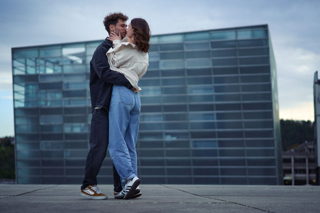 Paarfotos von Lisa und Alex in der Linzer Innenstadt – Fotografiert von Johannes Schuller, Portraitfotograf aus Ried i.I. - Oberösterreich