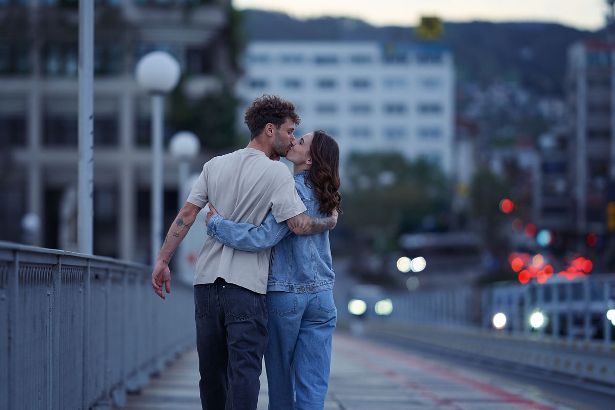 Paarfotos von Lisa und Alex in der Linzer Innenstadt – Fotografiert von Johannes Schuller, Portraitfotograf aus Ried i.I. - Oberösterreich